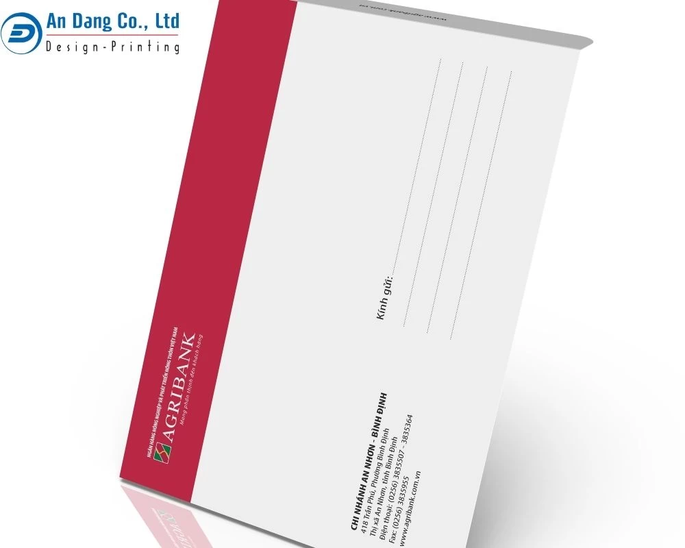 Mẫu bao thư có phần nắp màu đỏ và phần thân màu trắng của ngân hàng Agribank