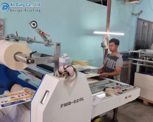 Kỹ thuật cán màng được thực hiện tại xưởng In An Đăng