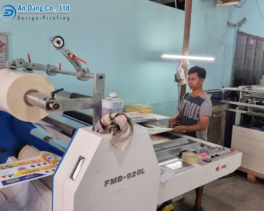 Kỹ thuật cán màng được thực hiện tại xưởng In An Đăng