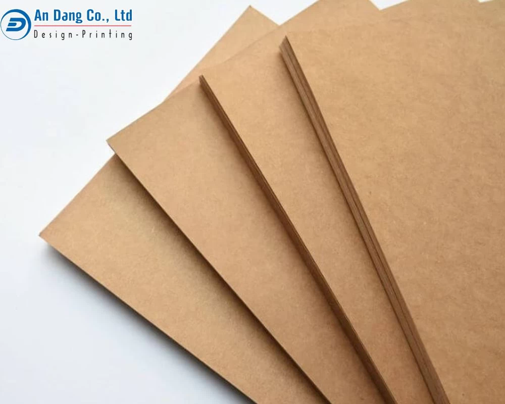 Giấy Kraft có định lượng trung bình, màu nâu tự nhiên
