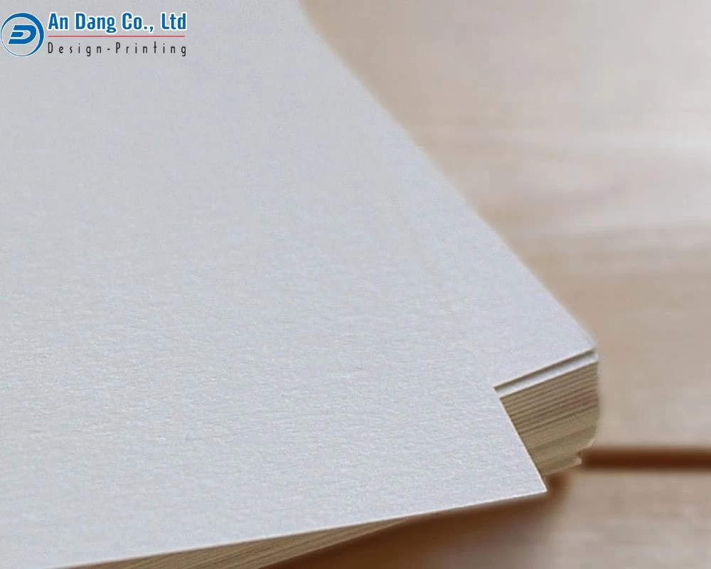 Giấy Ivory có định lượng cao, chất giấy dày dặn, bám màu in tốt