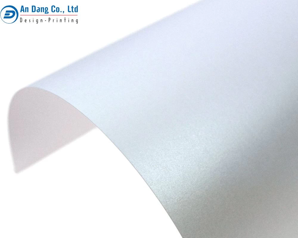 Giấy Crystal có định lượng tương đối cao với một mặt nhám và một mặt bóng láng
