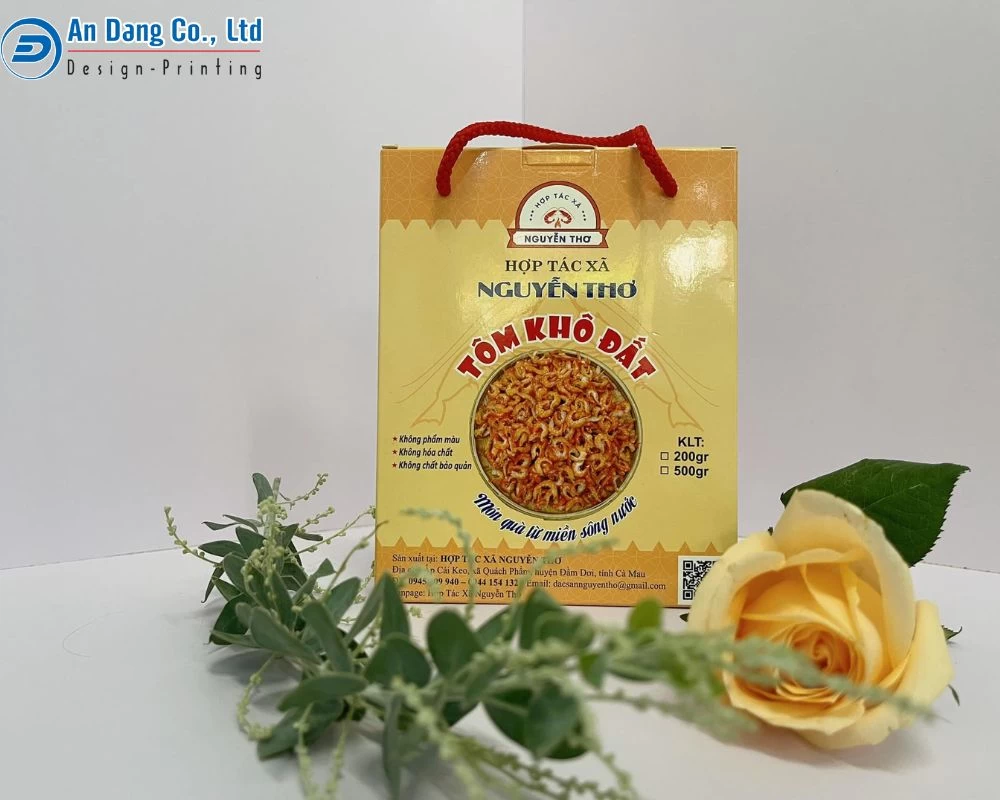 Mẫu hộp giấy có quai xách tiện lợi với tông màu vàng sang trọng