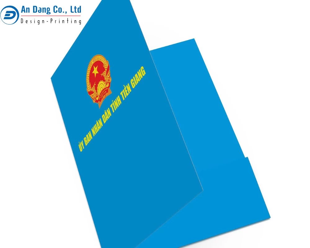 Mẫu folder màu xanh dương với phần logo nằm ngay giữa