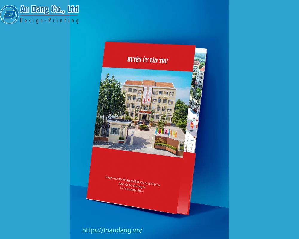 Mẫu folder thiết kế đơn giản nhưng nổi bật với gam màu đỏ