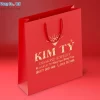 Túi giấy cao cấp sẽ dùng chất liệu giấy in cao cấp, định lượng cao và được thiết kế độc quyền