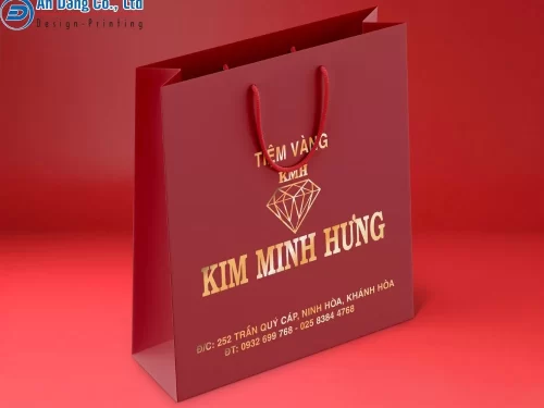 Mẫu túi giấy cao cấp được thiết kế riêng cho tiệm vàng Kim Minh Hưng với gam đỏ đô ấn tượng, gia công ép kim bắt mắt