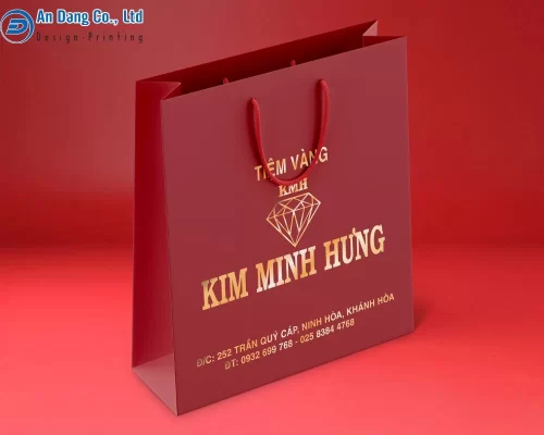 Mẫu túi giấy cao cấp được thiết kế riêng cho tiệm vàng Kim Minh Hưng với gam đỏ đô ấn tượng, gia công ép kim bắt mắt