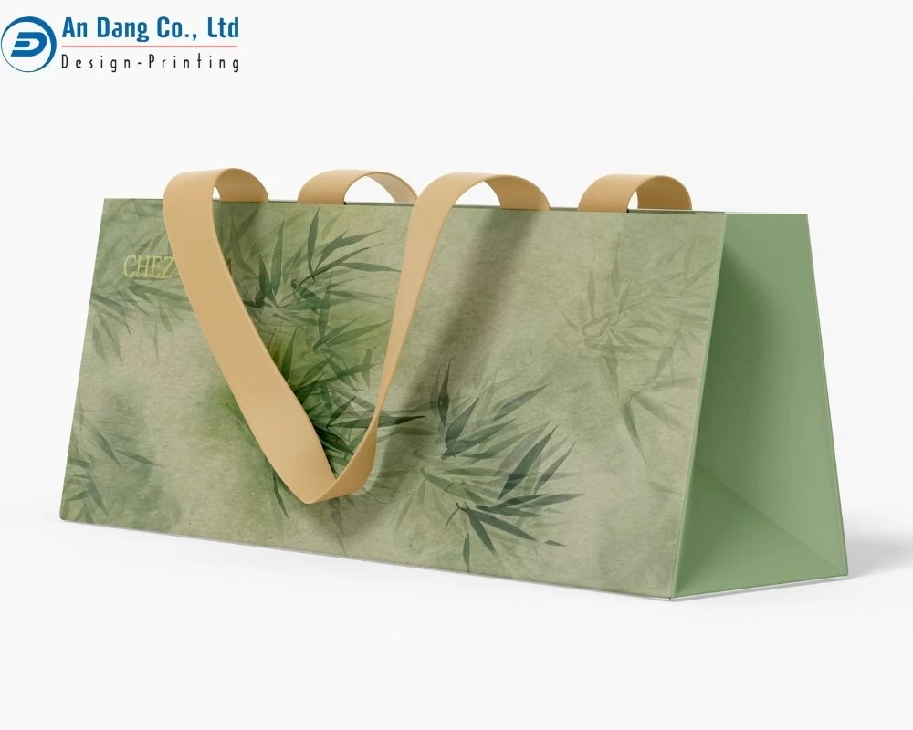 Mẫu túi giấy đựng quà tặng khổ ngang màu xanh với quai xách màu vàng chắc chắn