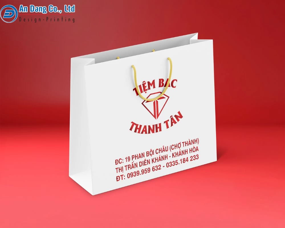 Mẫu túi giấy của tiệm bạc Thanh Tân với tông màu trắng chữ đỏ đơn giản
