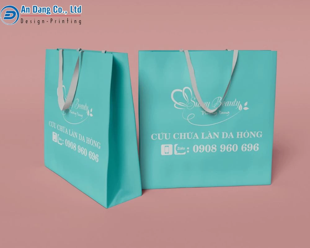 Mẫu túi giấy có phần nền màu xanh thiên thanh và họa tiết là màu trắng