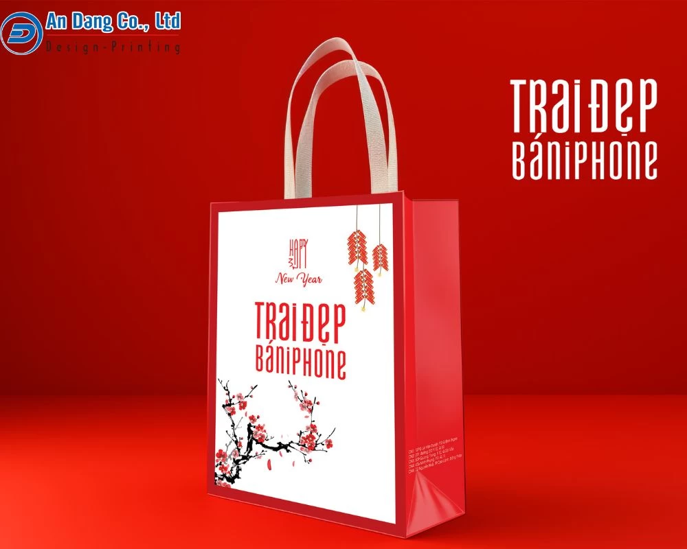 Mẫu túi giấy dành riêng cho mùa Tết với họa tiết nhánh đào và tông màu đỏ rực rỡ