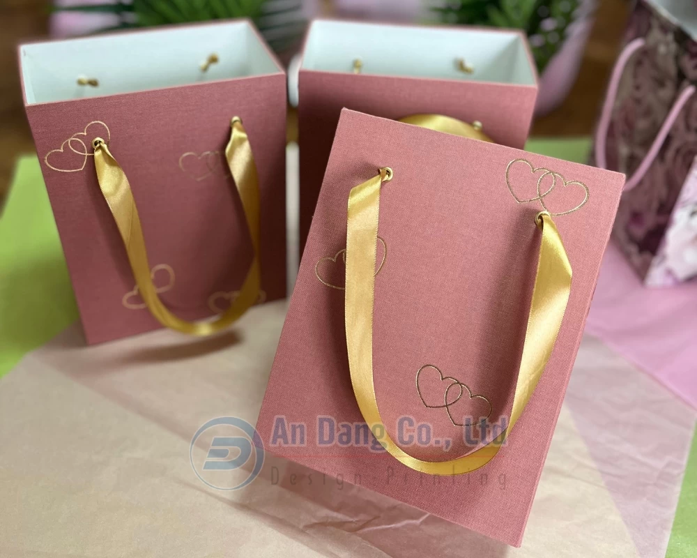 Dây quai túi giấy giúp tạo điểm nhấn thu hút cho túi giấy