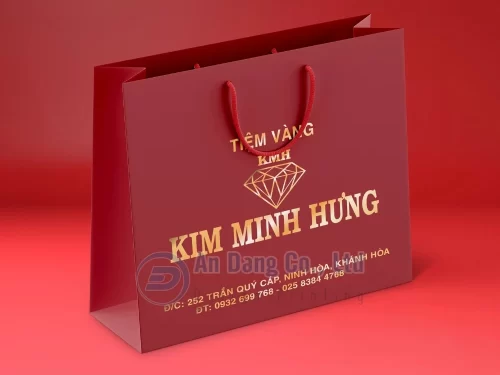 Trên túi giấy đựng vàng có in thông tin liên hệ của tiệm vàng