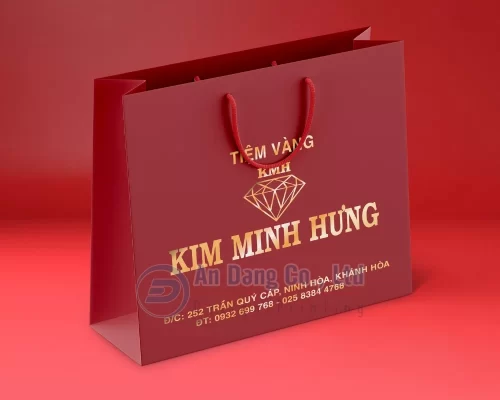 Trên túi giấy đựng vàng có in thông tin liên hệ của tiệm vàng