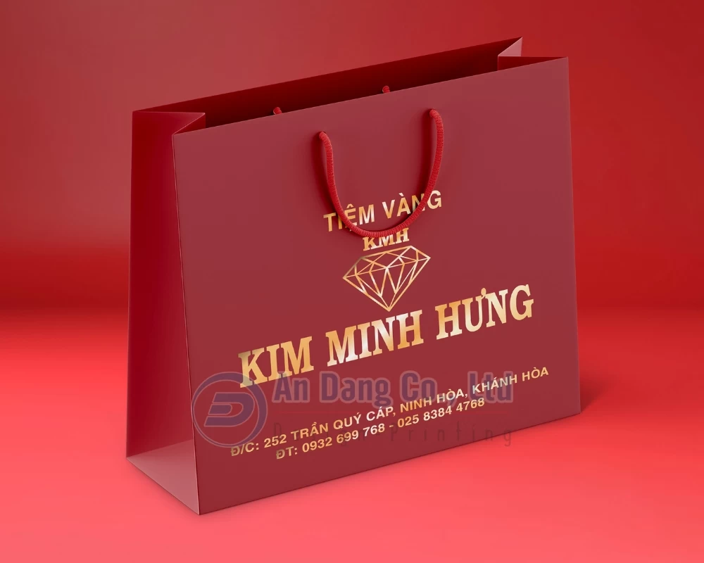 Trên túi giấy đựng vàng có in thông tin liên hệ của tiệm vàng