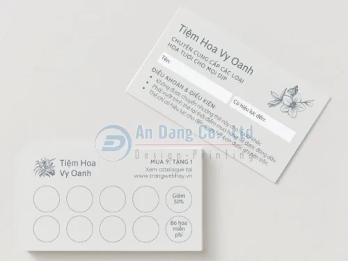 Thẻ tích điểm có mặt trước là phần để khách hàng tích điểm, mặt sau chứa các thông tin quy định