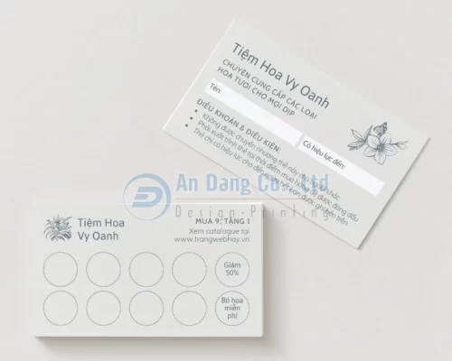 Thẻ tích điểm có mặt trước là phần để khách hàng tích điểm, mặt sau chứa các thông tin quy định