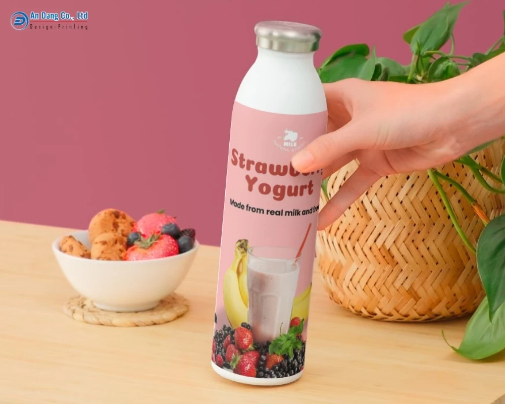 Chai sữa chua được dán tem nhãn nổi bật, thu hút