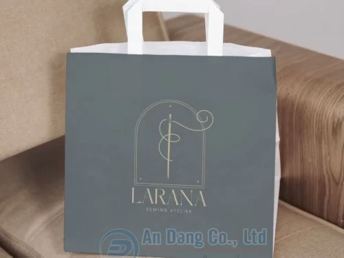 Mẫu túi giấy đựng quần áo có in logo và tên của cửa hàng thời trang