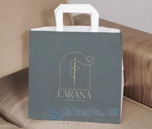 Mẫu túi giấy đựng quần áo có in logo và tên của cửa hàng thời trang
