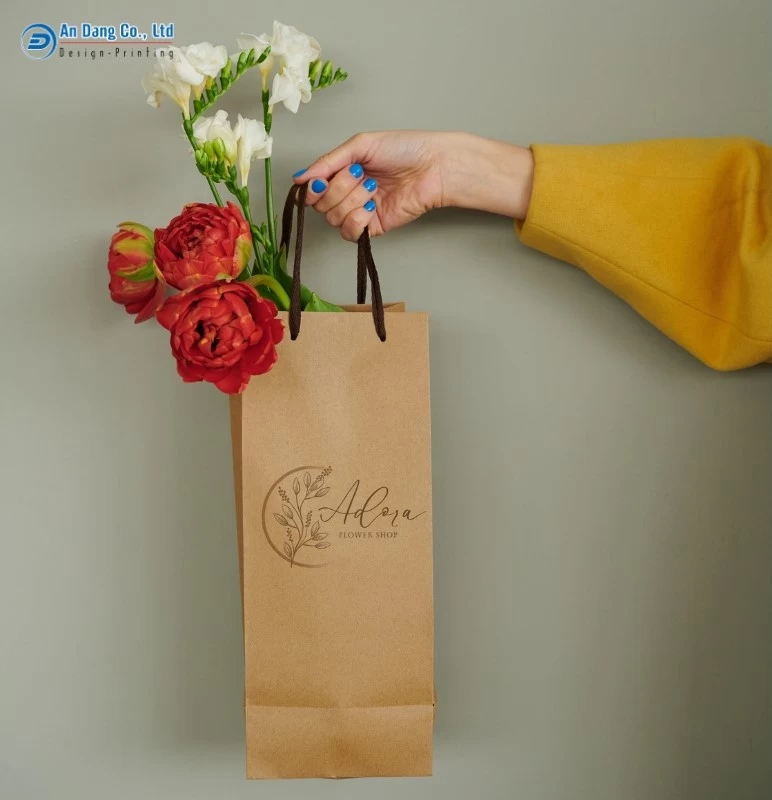 Mẫu túi giấy Kraft đựng hoa cho shop Adora