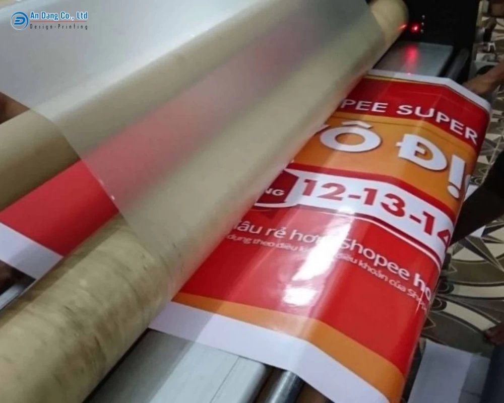 Sản phẩm in PP đang được cán màng