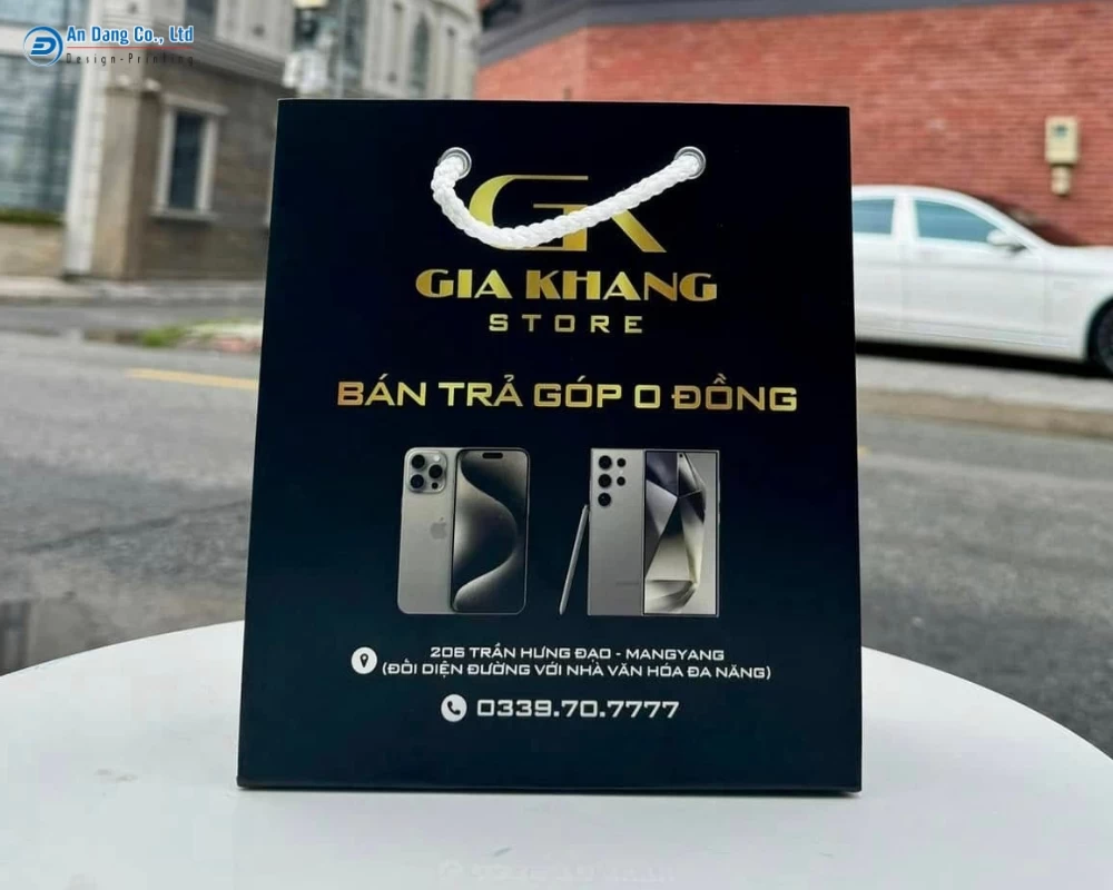 Túi giấy được ép kim màu vàng