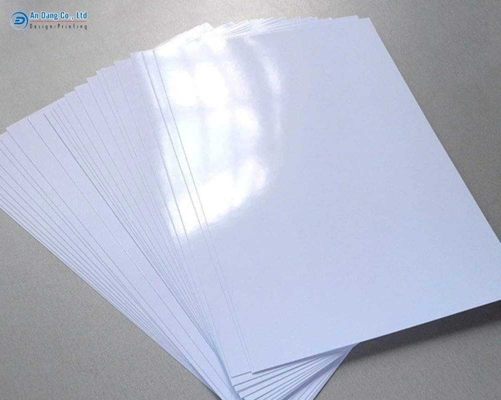 Giấy in thiệp Couche có bề mặt trắng sáng, bóng mịn