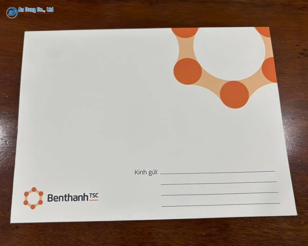 Phong bì công ty có in logo, màu sắc đặc trưng của thương hiệu Ben Thanh TSC