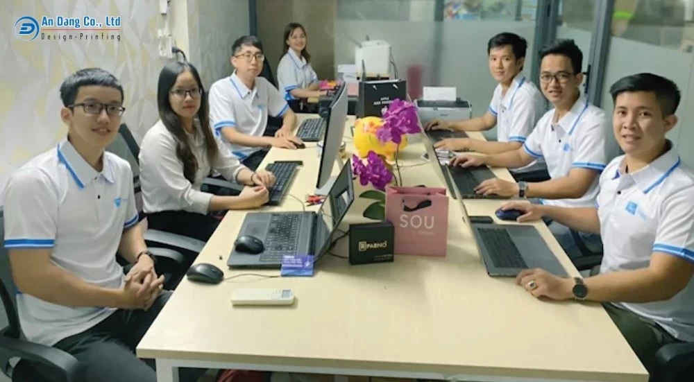 Đội ngũ nhân viên của xưởng in túi giấy giá rẻ - In Minh Khang