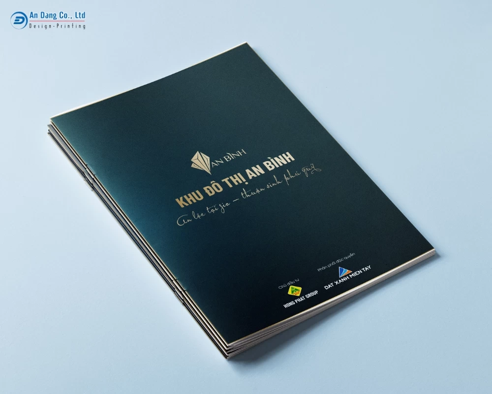 Cuốn catalogue được đóng gáy kim giữa