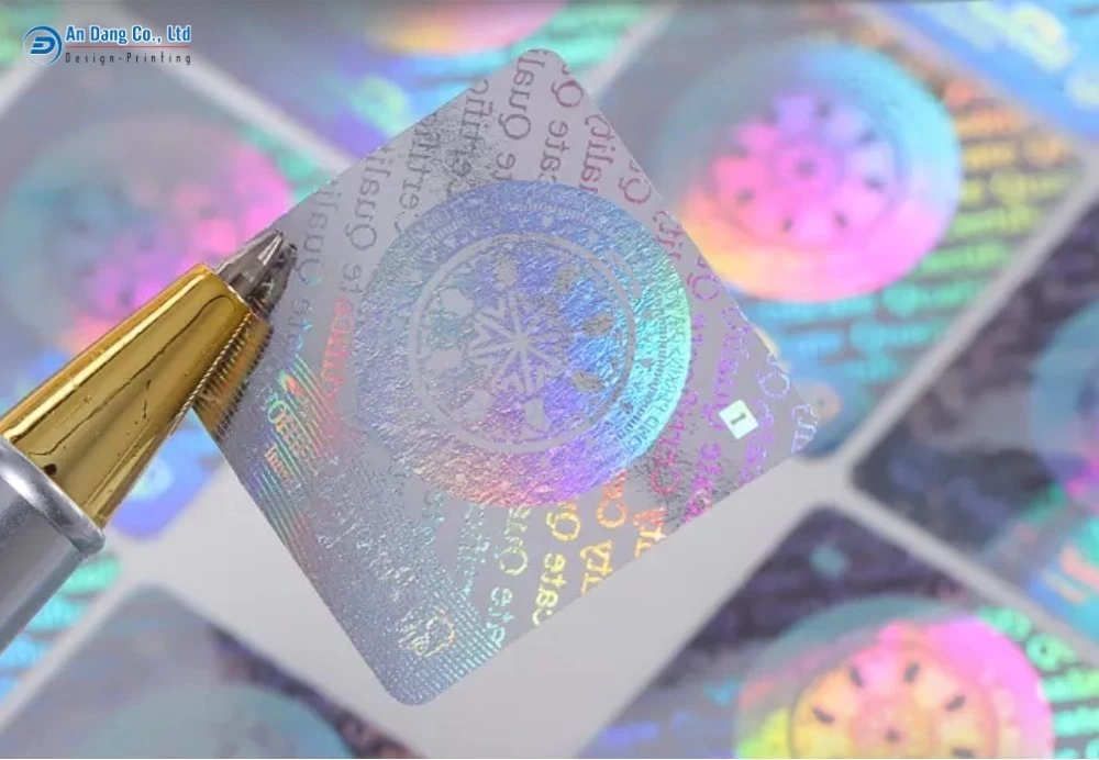 Bề mặt giấy hologram có các chi tiết quang học phức tạp, khó sao chép