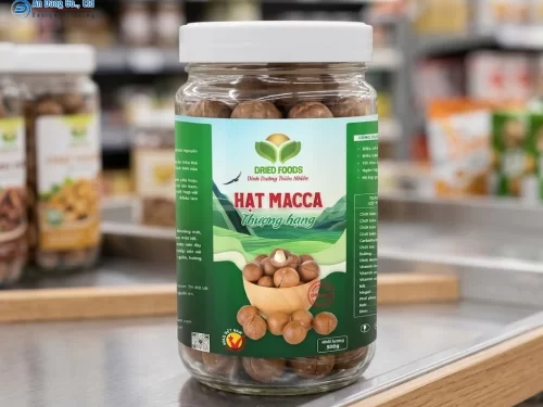 Tem hạt macca được dán lên hộp đựng macca