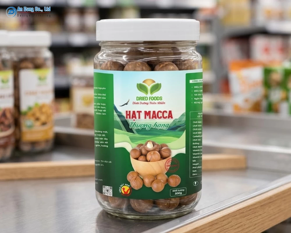 Tem hạt macca được dán lên hộp đựng macca