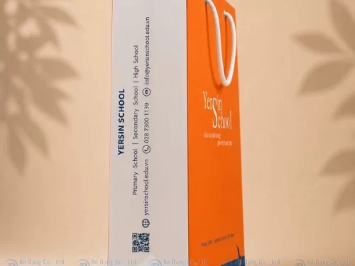 Mặt hông của túi giấy trường học Yersin
