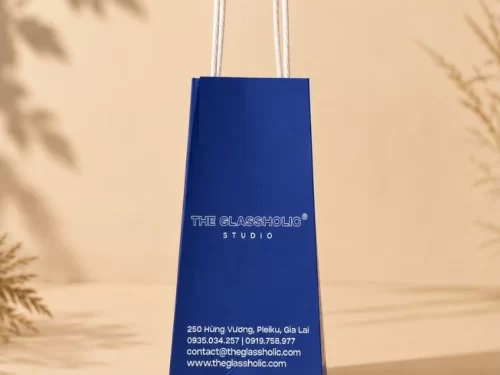 Mặt hông của túi giấy đựng mắt kính The Glassholic