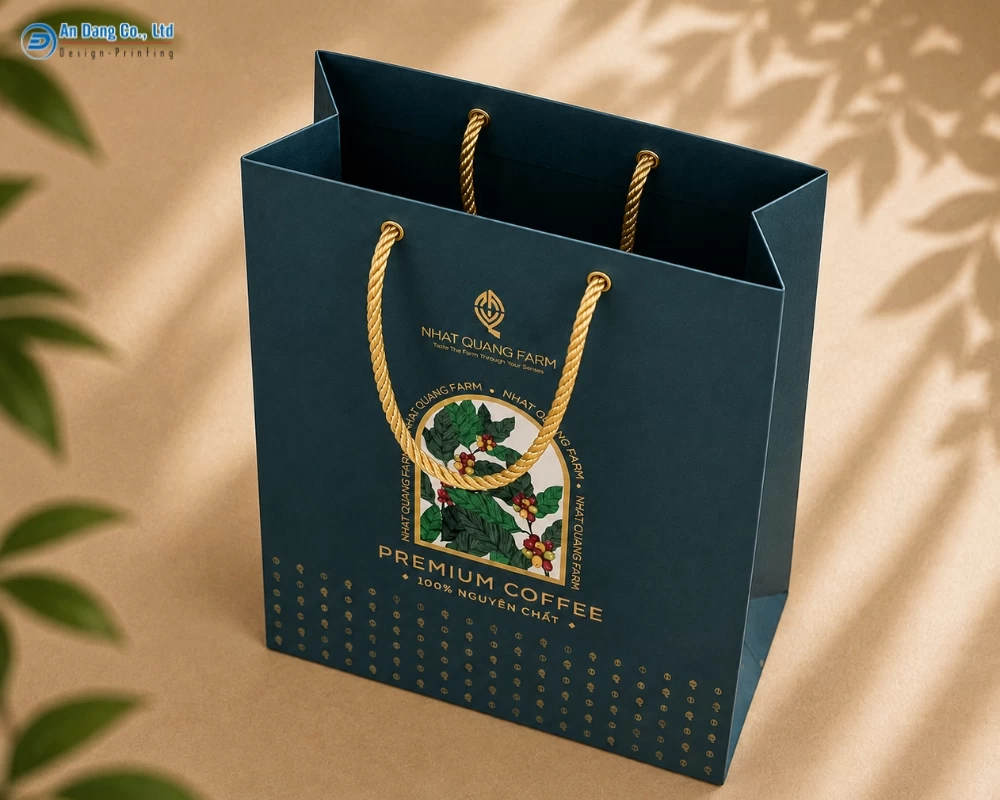 in-tui-giay-dung-ca-phe-2 Túi đựng cà phê được xỏ quai dây dù và gắn khoen đồng màu
