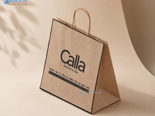 Túi giấy có in thông tin thương hiệu của đơn vị spa Calla